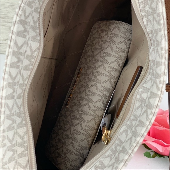 Michael Kors LG Crossbody Bag &
Wallet Set New - Picture 7 of 8